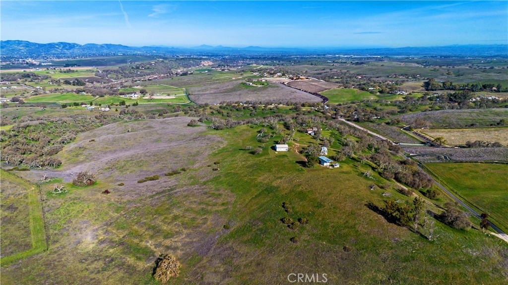 930 Windwood Road Paso Robles, CA 93446 - Photo 48 of 67 a view of a city with mountain
