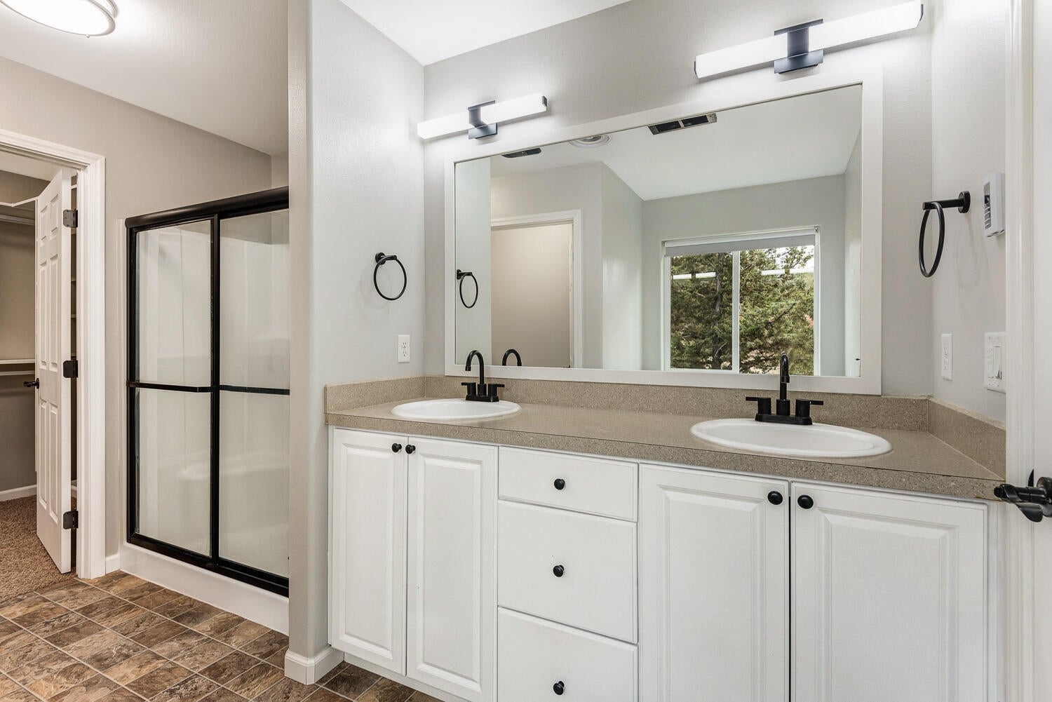 21305 Southwest Gift Road Bend, OR 97703 - Photo 19 of 46 Primary Bathroom