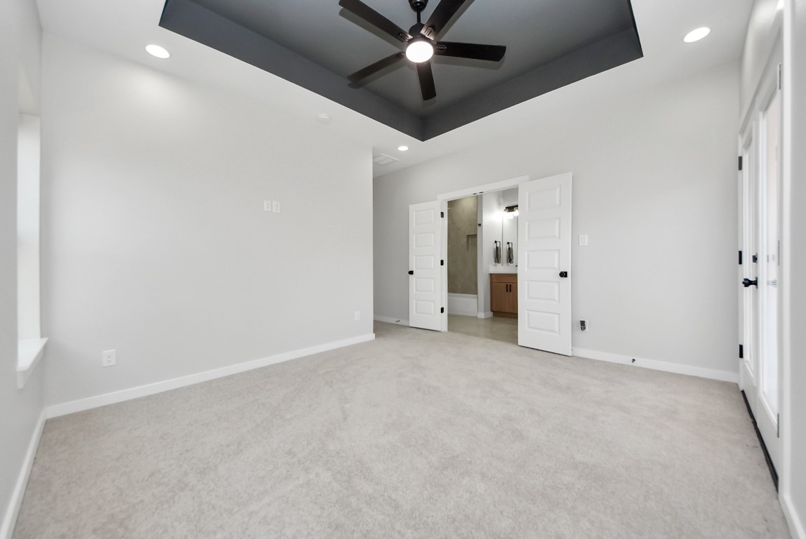 9826 Nedwald Street Houston, TX 77029 - Photo 23 of 50 an empty room with closet and a ceiling fan