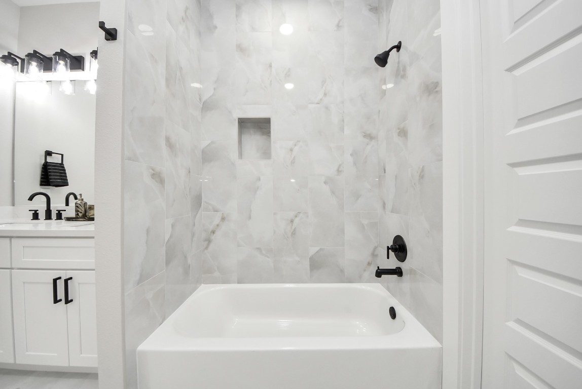 9826 Nedwald Street Houston, TX 77029 - Photo 44 of 50 a bathroom with a bathtub