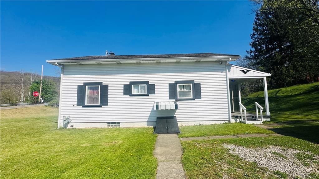 708 Lardintown Road Tarentum, PA 15084 - Photo 5 of 47 Right side of home.