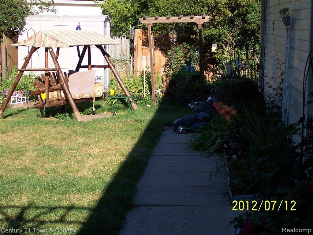 2800 Hessel Avenue Rochester, MI 48307 - Photo 12 of 17 SWING IN YARD.JPG