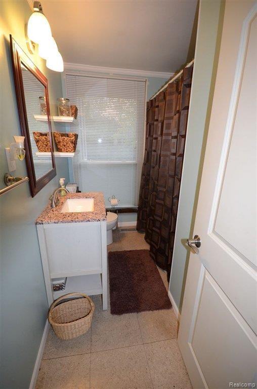 24205 Farmington Road Farmington, MI 48336 - Photo 8 of 16 Newer Baths