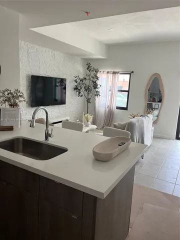 $3,300 | 2526 Pierce Street, Unit 12, Hollywood, FL 33020