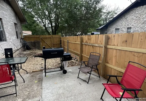 $2,200 | 6011 Forest Ridge, San Antonio, TX 78240