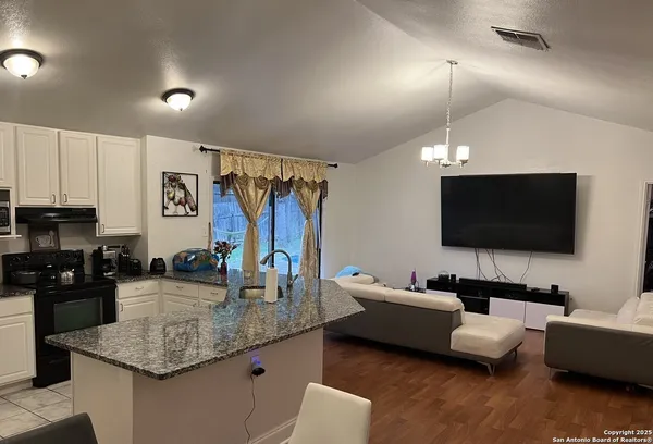 $2,200 | 6011 Forest Ridge, San Antonio, TX 78240