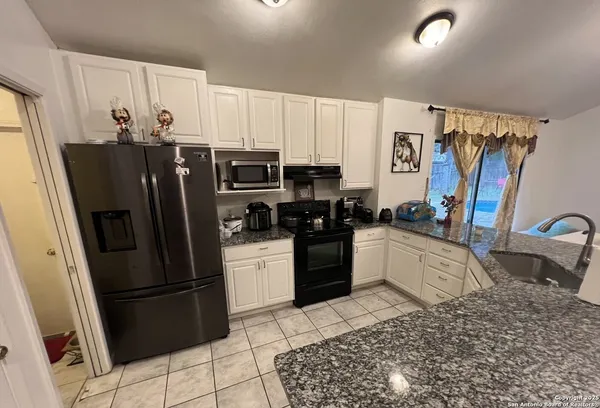 $2,200 | 6011 Forest Ridge, San Antonio, TX 78240