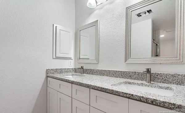 $2,200 | 6011 Forest Ridge, San Antonio, TX 78240