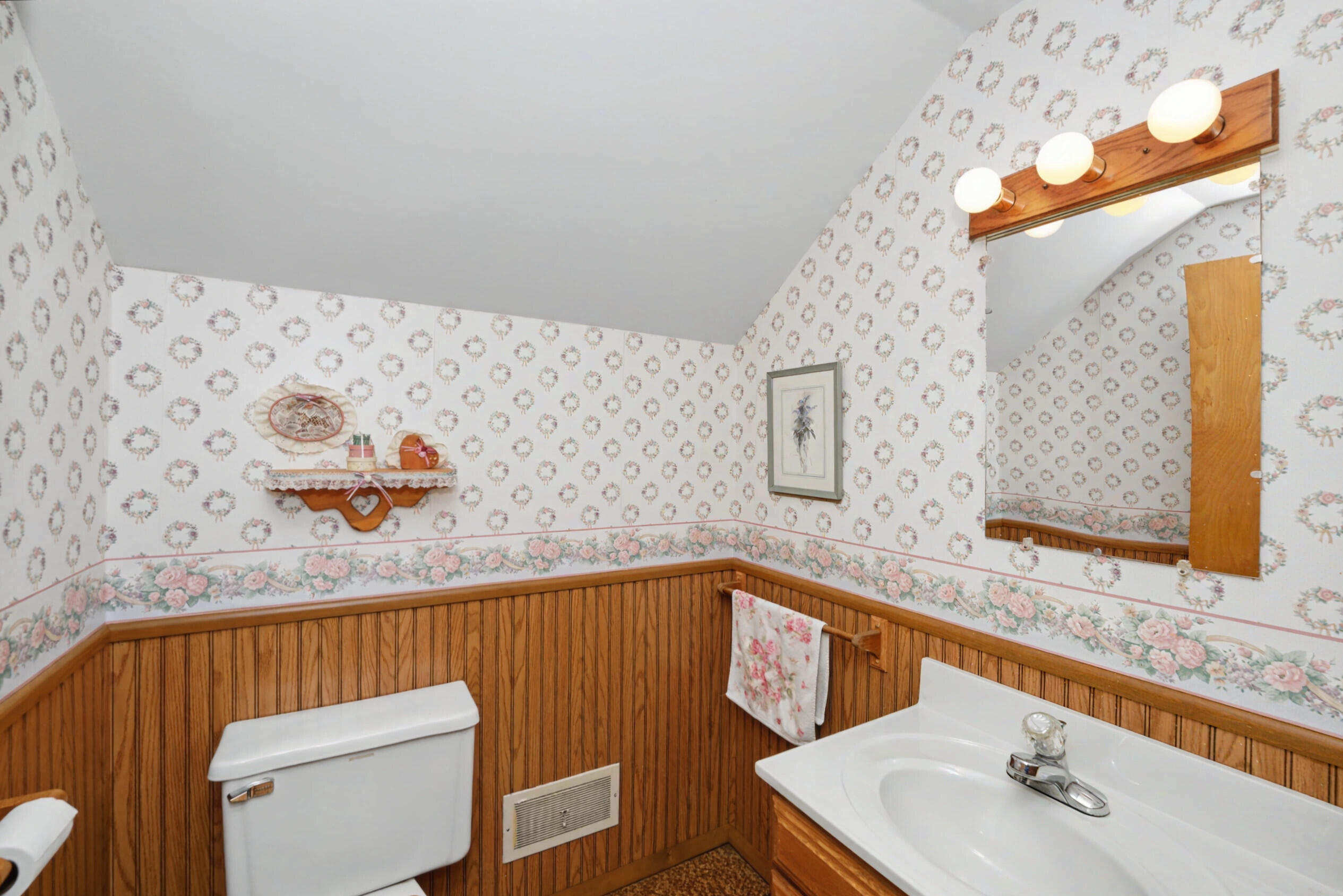 N4593 County Rd P Delavan, WI 53115 - Photo 18 of 32 Upper Half Bath