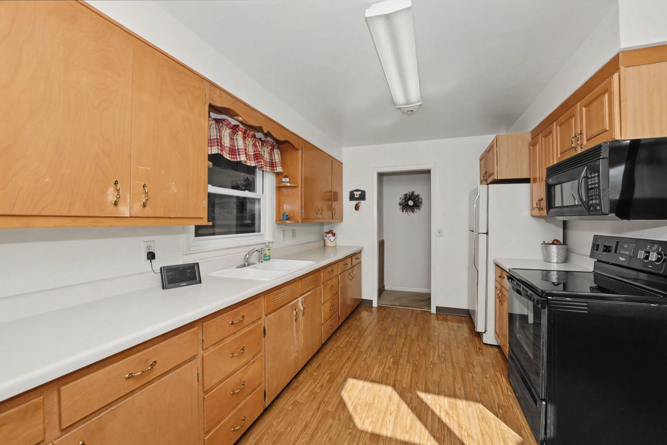 N4593 County Rd P Delavan, WI 53115 - Photo 2 of 32 Kitchen