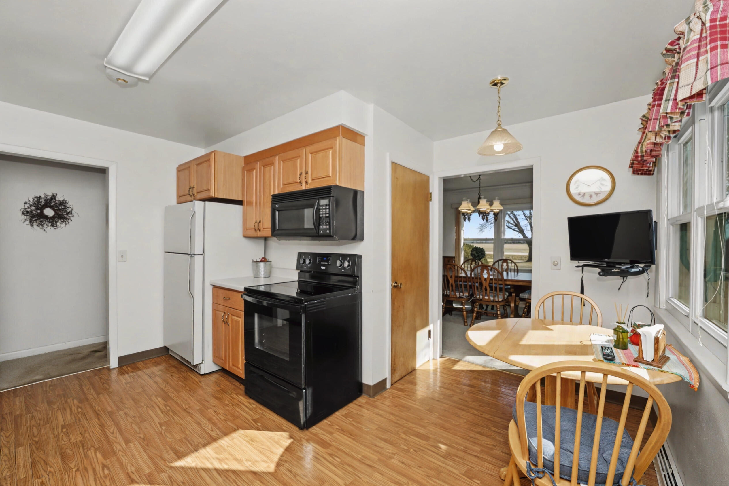 N4593 County Rd P Delavan, WI 53115 - Photo 3 of 32 Kitchen