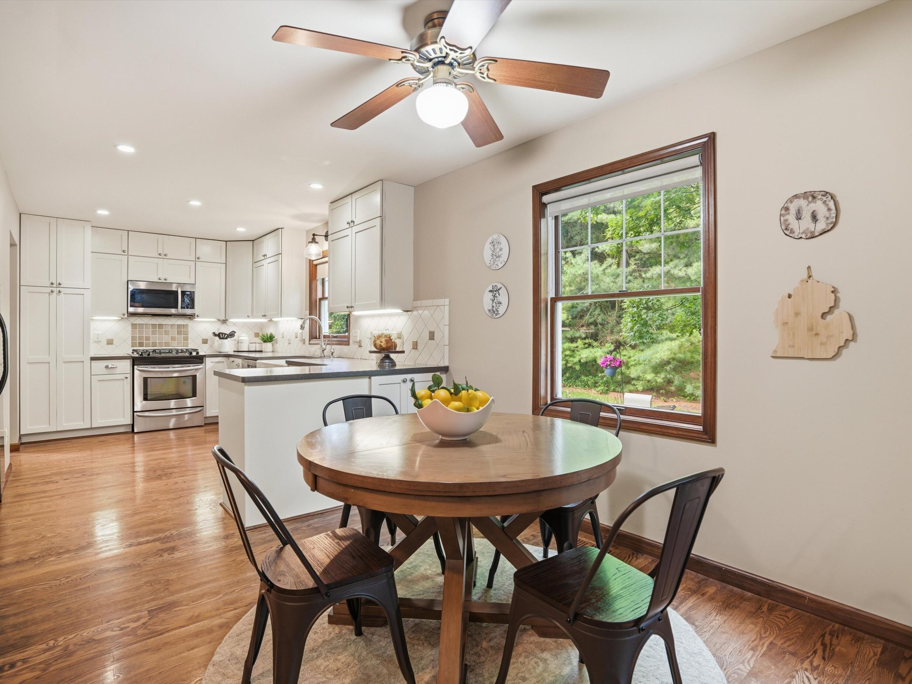 22279 Chubb Road Northville, MI 48167 - Photo 10 of 40 Breakfast area