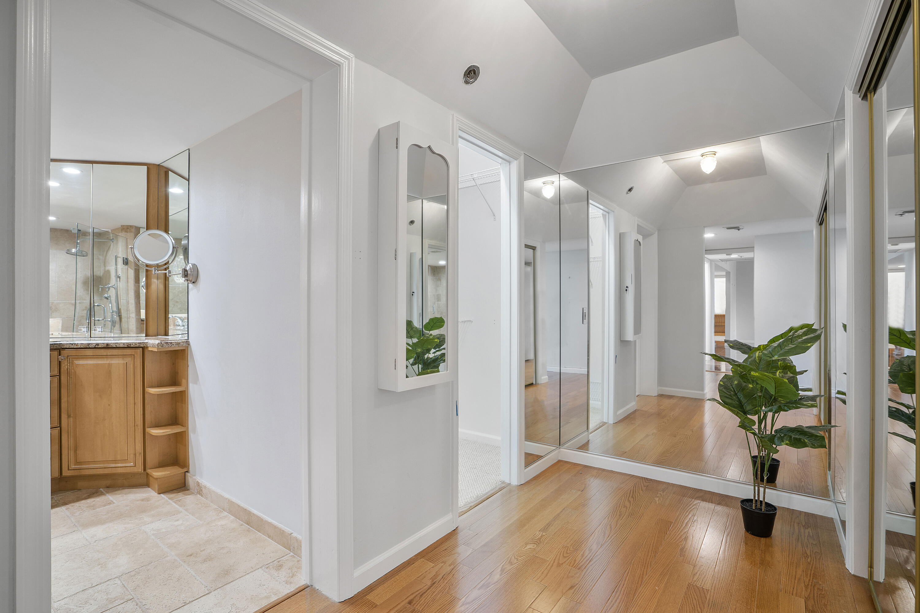 1401 South Ocean Boulevard, Unit 305 Boca Raton, FL 33432 - Photo 16 of 56 Primary Dressing Area