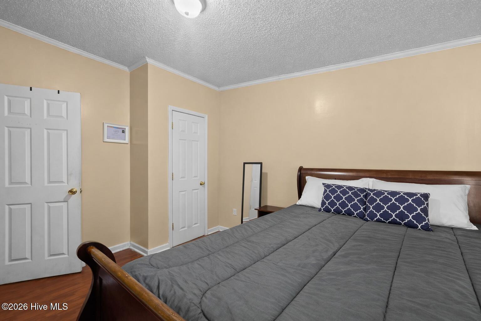 1506 South King Street Windsor, NC 27983 - Photo 12 of 12 room with mirror clean