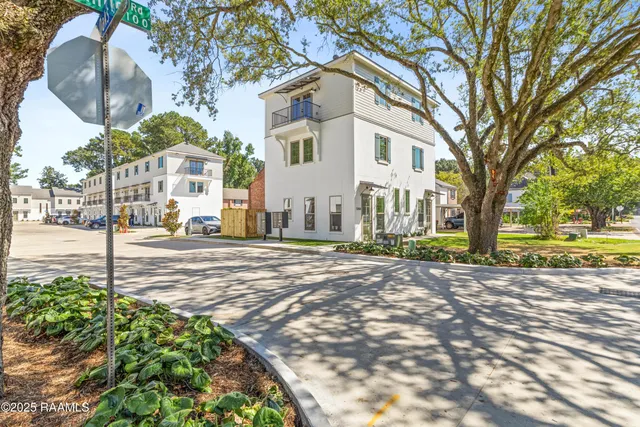 $299,000 | 216 Steiner Oaks, Lafayette, LA 70508