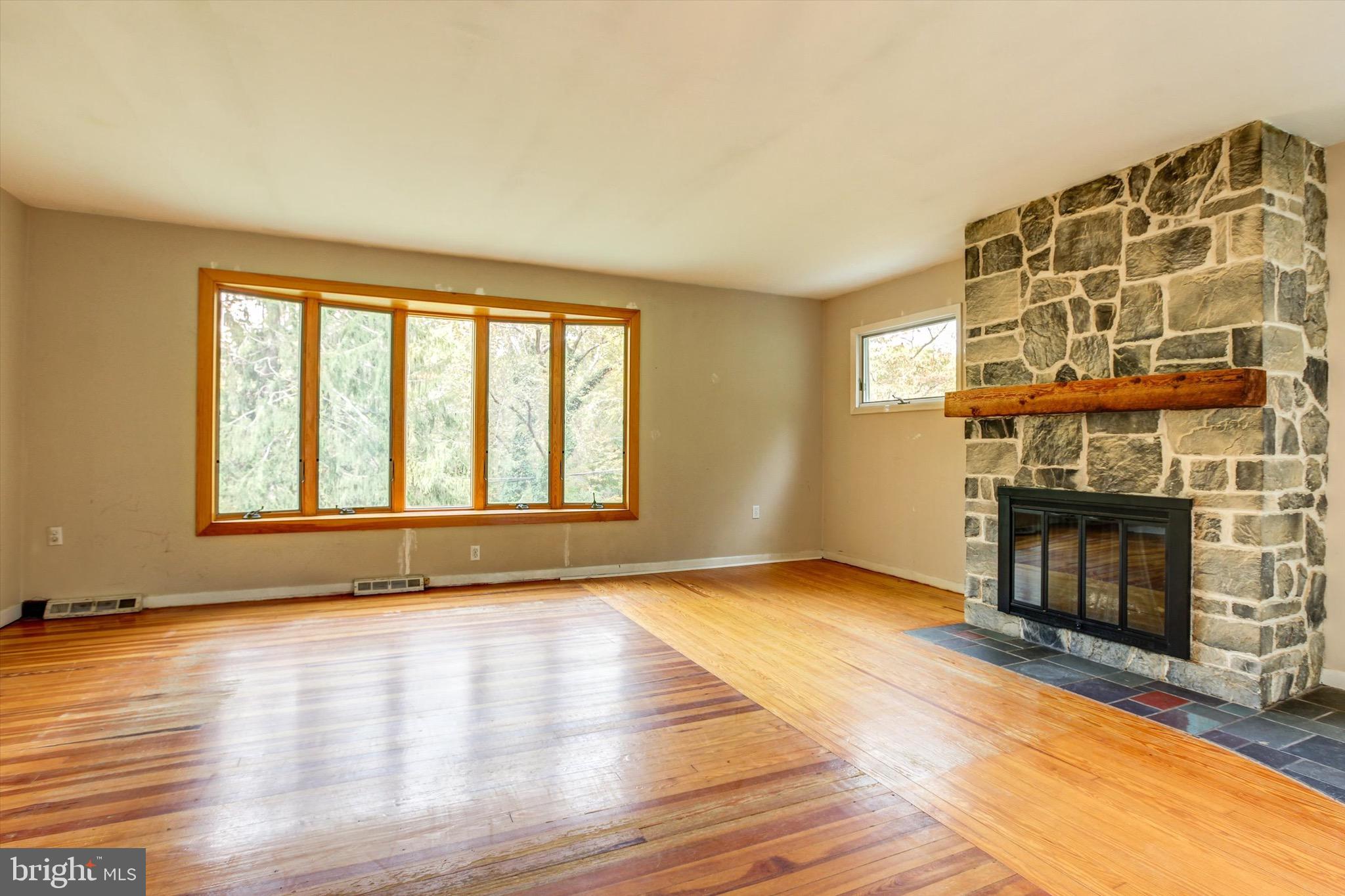 86 Jacobs Creek Road Ewing, NJ 08628 - Photo 3 of 25