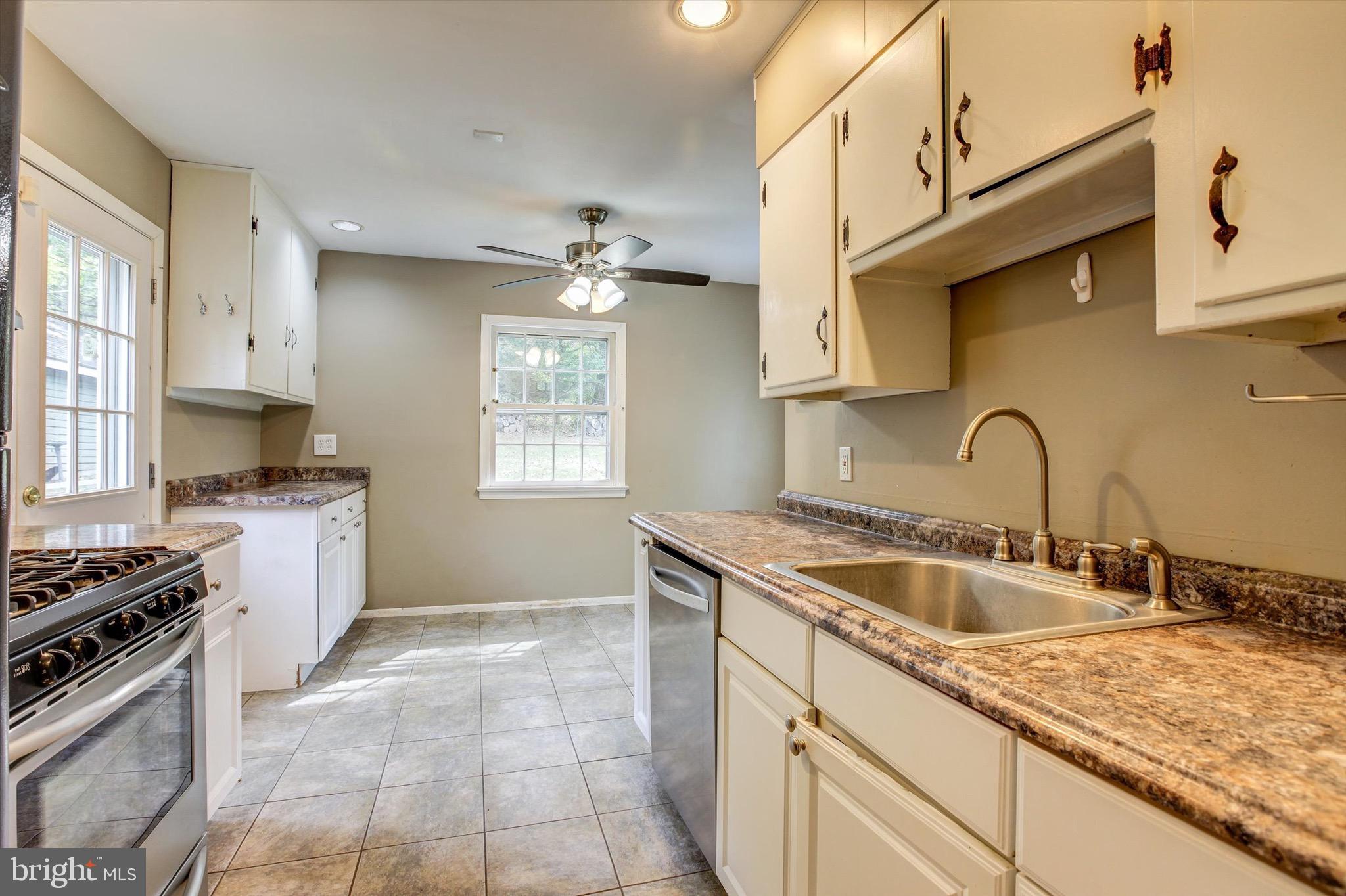 86 Jacobs Creek Road Ewing, NJ 08628 - Photo 8 of 25