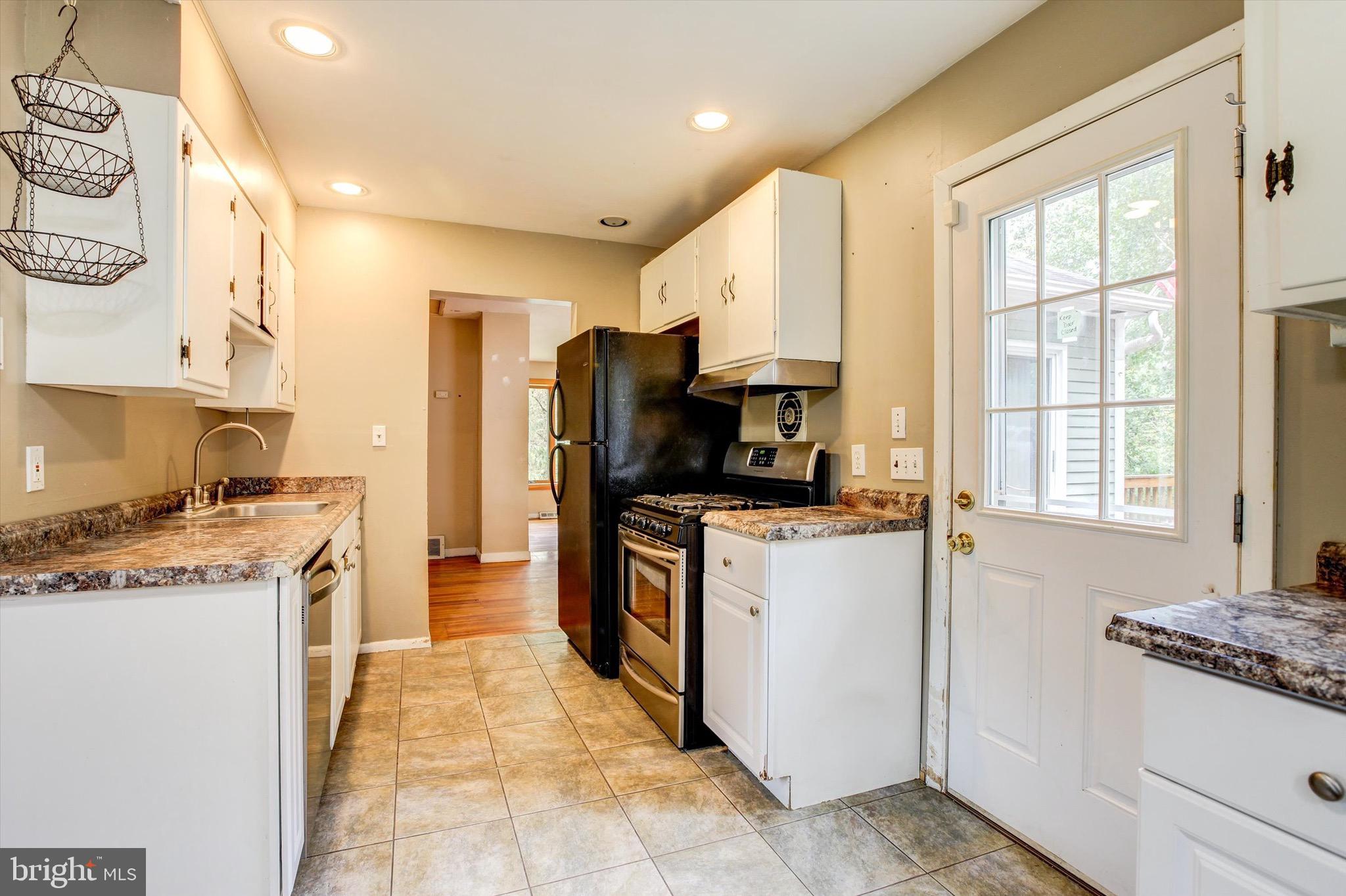 86 Jacobs Creek Road Ewing, NJ 08628 - Photo 9 of 25