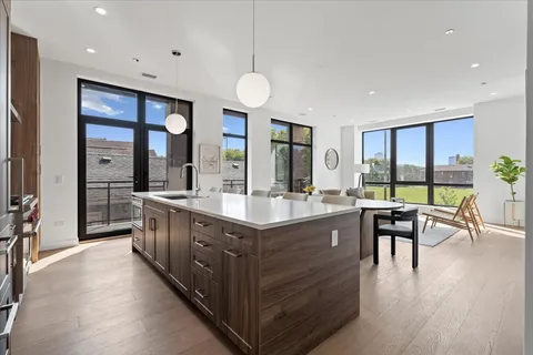 $1,899,000 | 1340 West Chestnut Street, Unit 301, Chicago, IL 60642