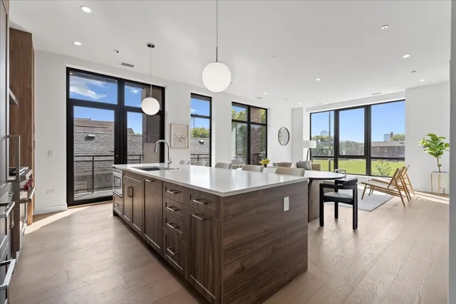 $1,899,000 | 1340 West Chestnut Street, Unit 301, Chicago, IL 60642