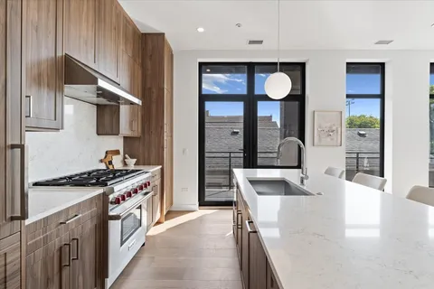 $1,899,000 | 1340 West Chestnut Street, Unit 301, Chicago, IL 60642