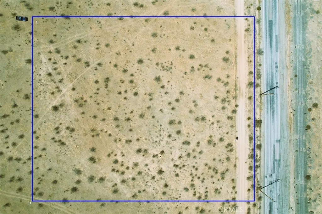 4 Quarry Road West Hills, CA 91307 - Photo 11 of 16 a bathroom with a shower curtain