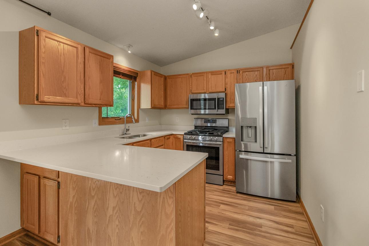 4693 Heather Ridge Road North St. Paul, MN 55128 - Photo 10 of 39