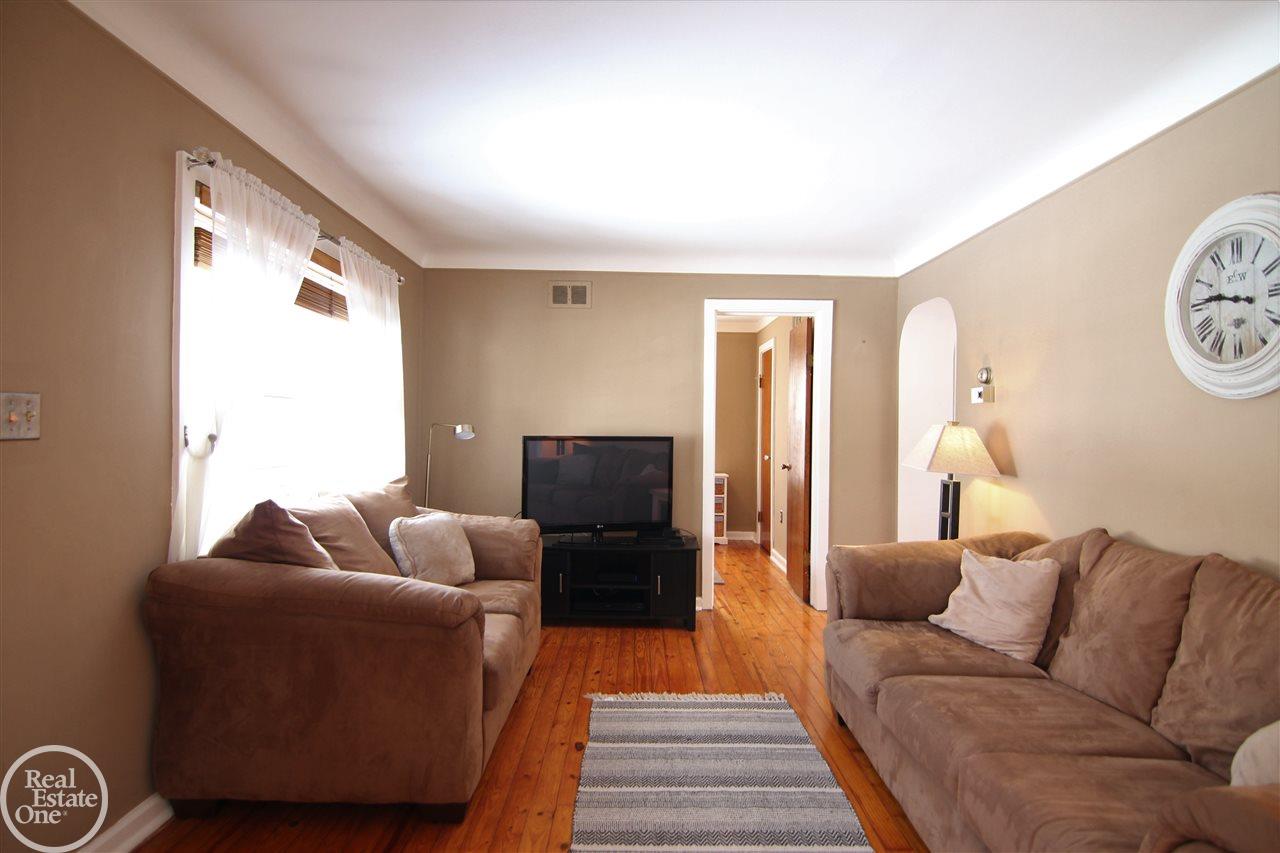 423 Stratford Road Ferndale, MI 48220 - Photo 8 of 24 50006968-7.JPG
