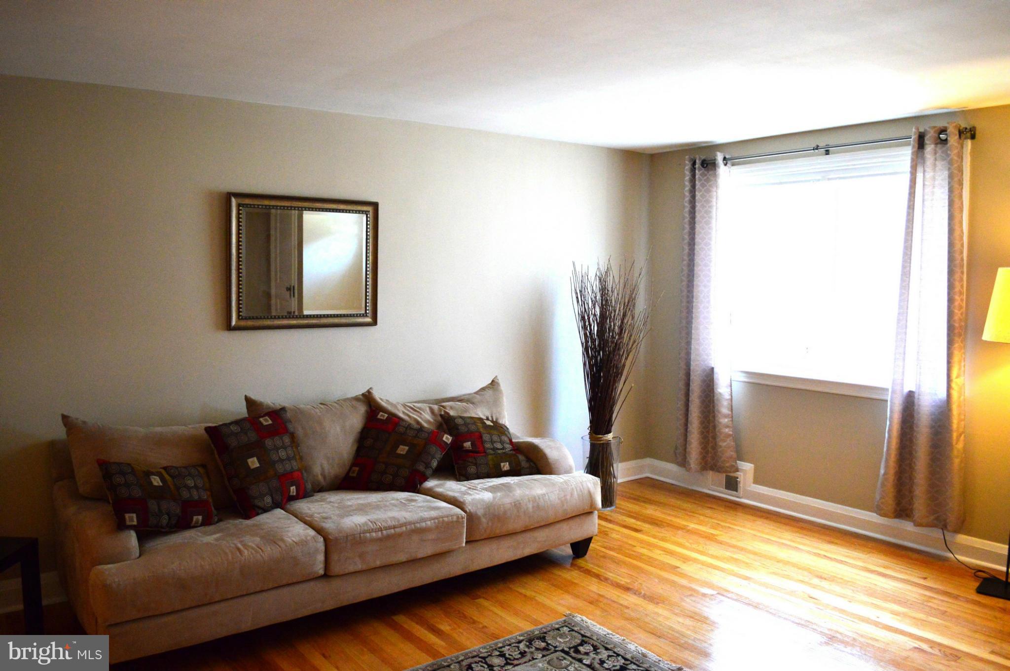 4939 West Hills Road Baltimore, MD 21229 - Photo 5 of 30 Living Room