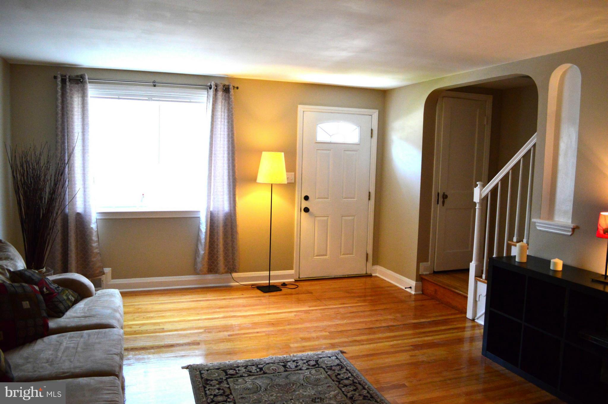 4939 West Hills Road Baltimore, MD 21229 - Photo 6 of 30 Living Room