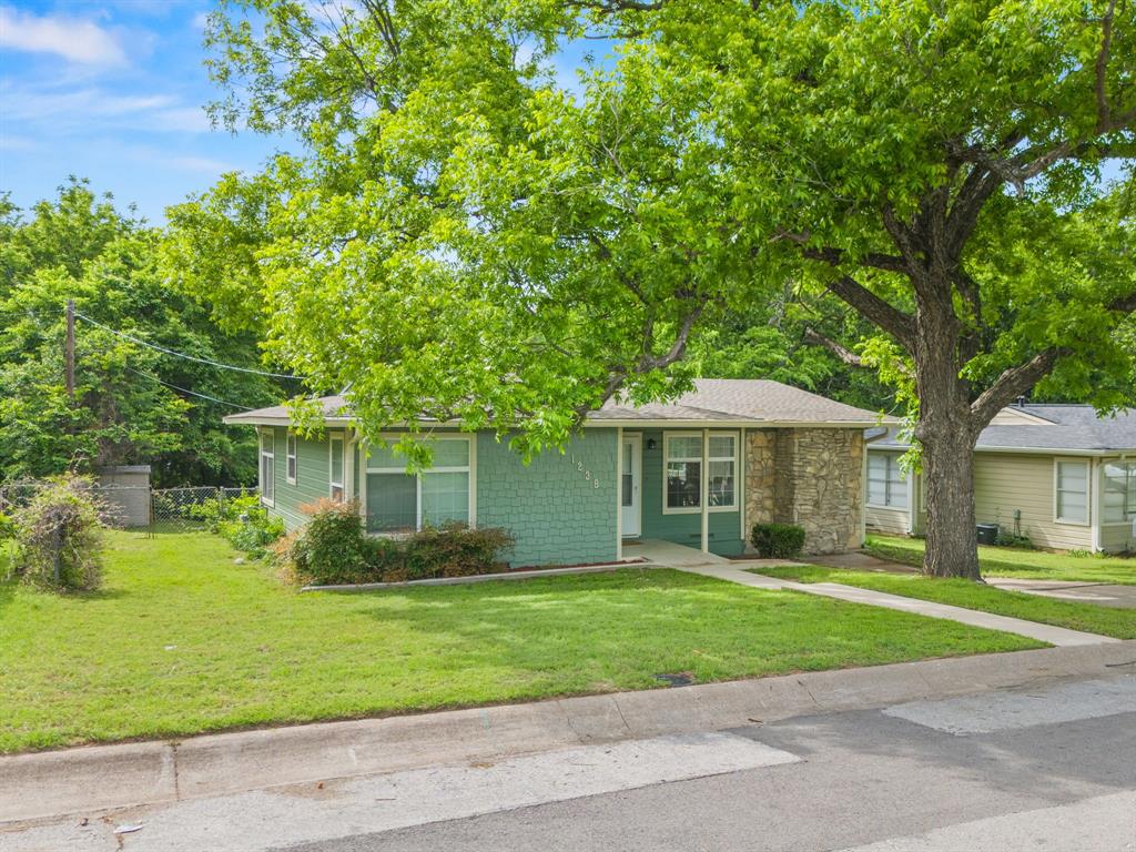 1236 South Brazos Street Weatherford, TX 76086 - Photo 2 of 25