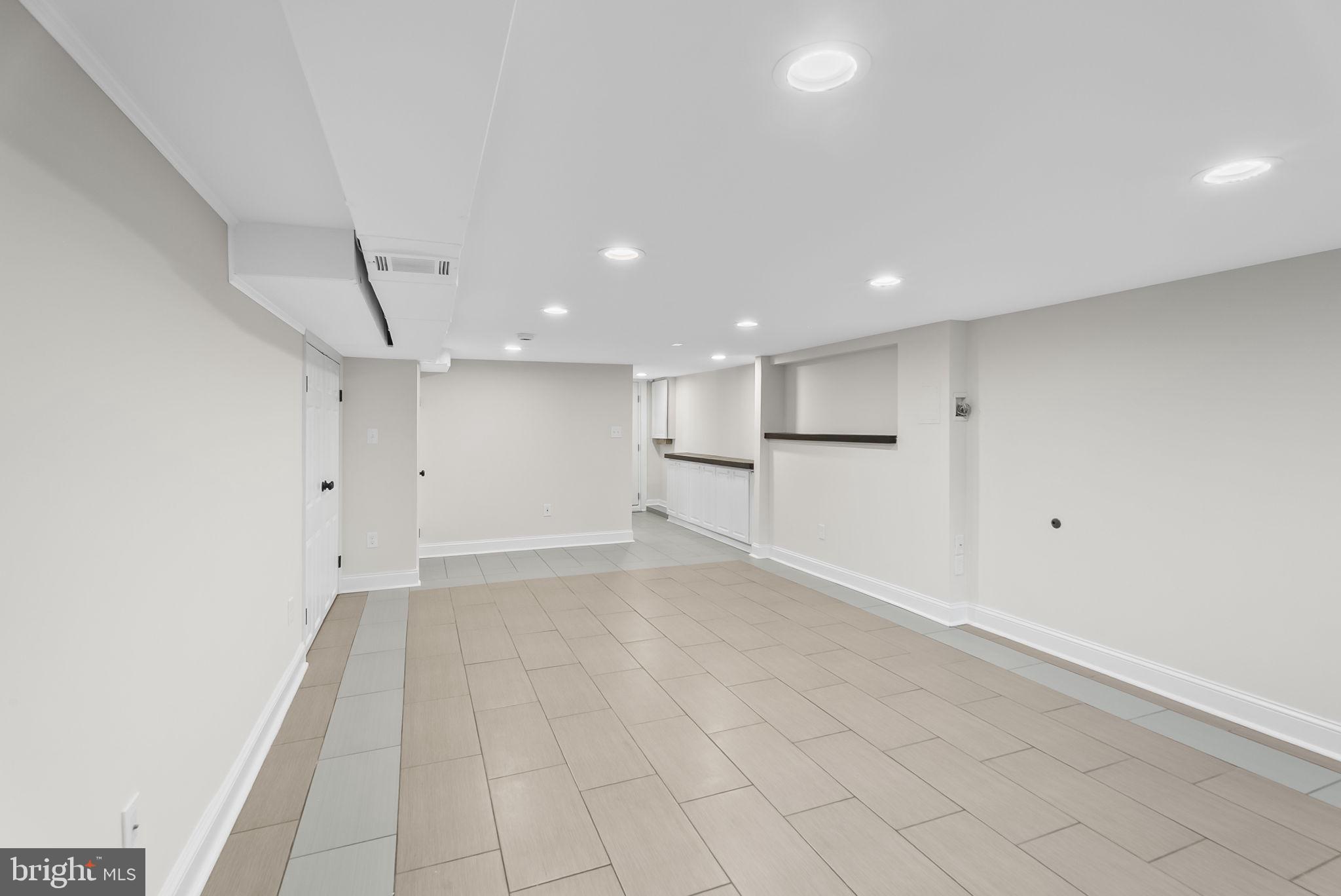 433 Earl Street Alexandria, VA 22314 - Photo 22 of 30 an empty room with white walls