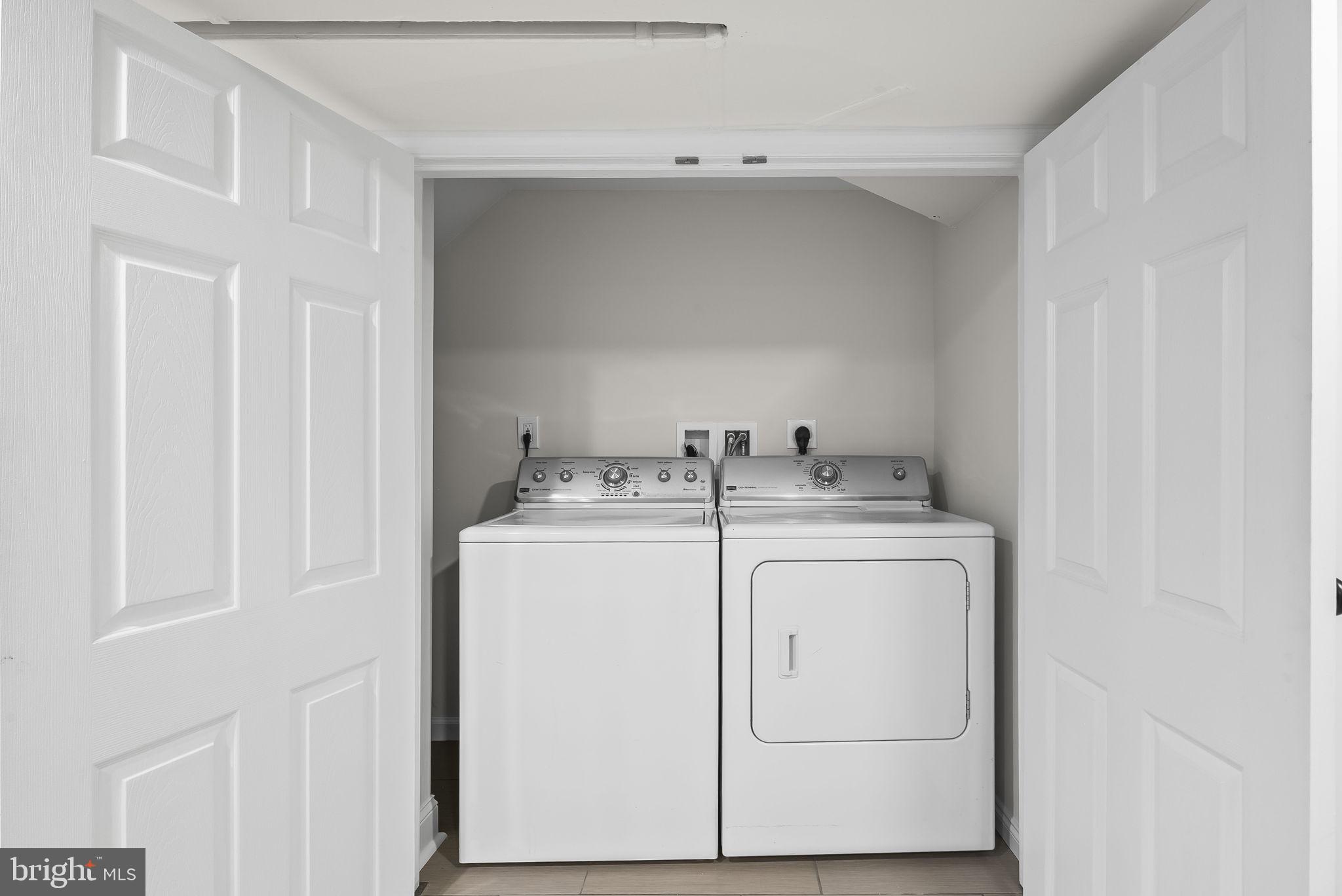 433 Earl Street Alexandria, VA 22314 - Photo 25 of 30 a utility room with dryer and washer