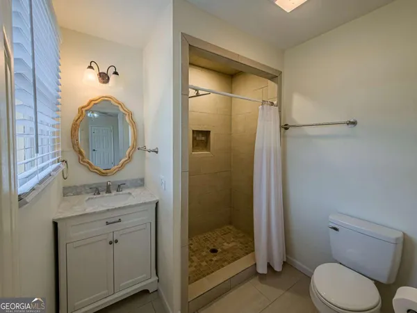 a view of entryway with a door