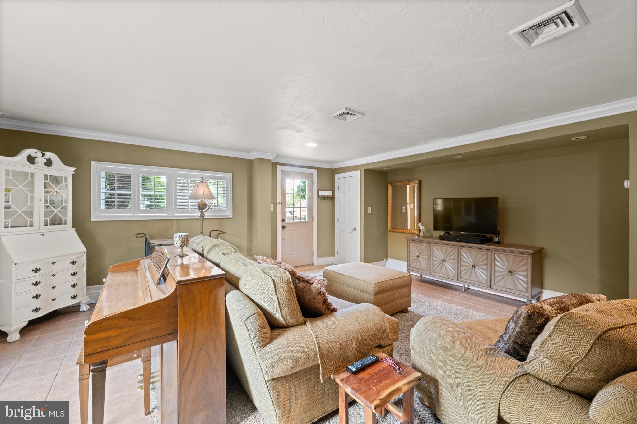 260 Avon Road Springfield, PA 19064 - Photo 13 of 45 Family room