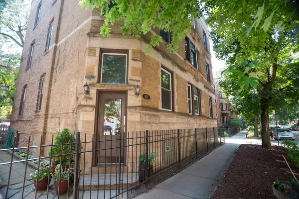 $629,000 | 807 West Newport Avenue, Unit 2, Chicago, IL 60657