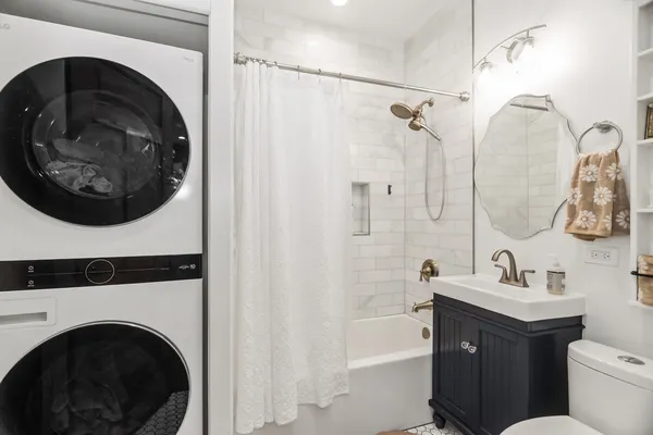$629,000 | 807 West Newport Avenue, Unit 2, Chicago, IL 60657