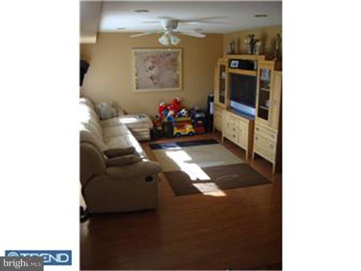 2871 Nautilus Road Philadelphia, PA 19154 - Photo 4 of 8 Living Room