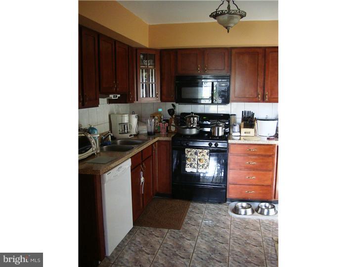 2871 Nautilus Road Philadelphia, PA 19154 - Photo 7 of 8 Kitchen