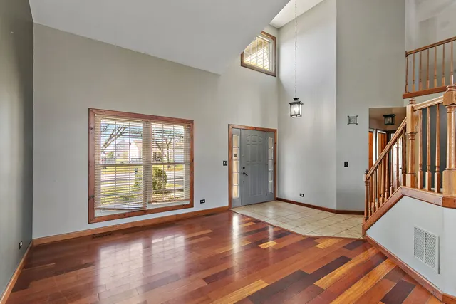 $399,900 | 870 Noelle Bend, Lake In The Hills, IL 60156