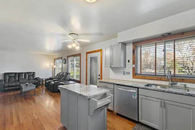 $399,900 | 870 Noelle Bend, Lake In The Hills, IL 60156