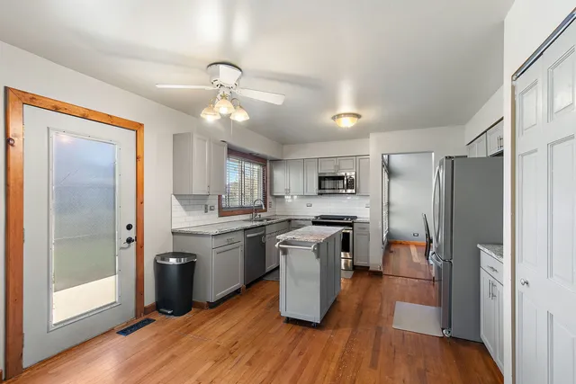 $399,900 | 870 Noelle Bend, Lake In The Hills, IL 60156