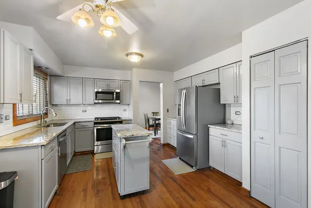 $399,900 | 870 Noelle Bend, Lake In The Hills, IL 60156