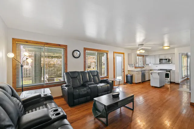 $399,900 | 870 Noelle Bend, Lake In The Hills, IL 60156