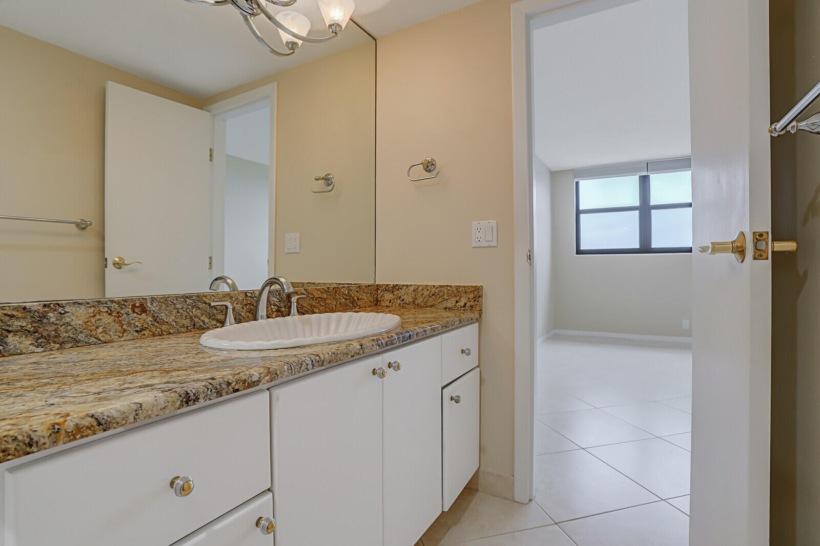 336 Golfview Road, Unit 1115 North Palm Beach, FL 33408 - Photo 25 of 40 Guest Bathroom