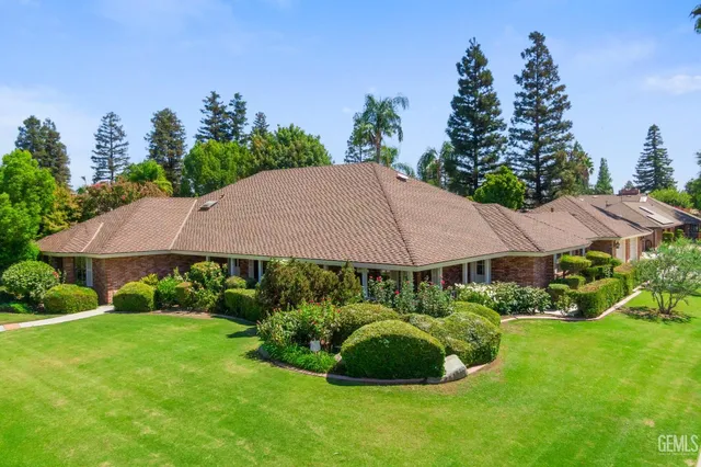 a view of an house with backyard space and garden