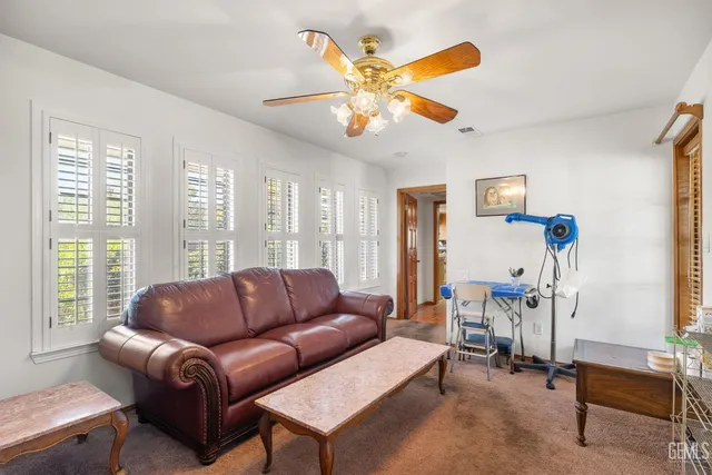 a en suite bathroom with a double vanity sink and a mirror