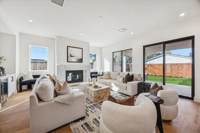 $1,484,000 | 107 East 24th Street, Houston, TX 77008