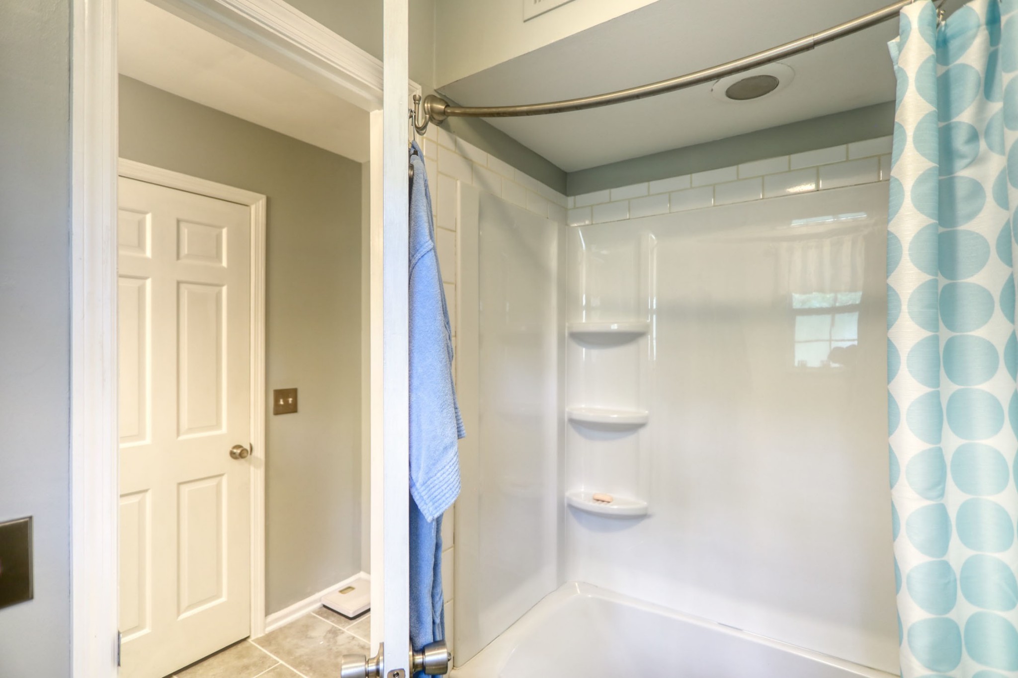 3517 Colony Point West Nashville, TN 37217 - Photo 20 of 34 a bathroom with a glass shower door