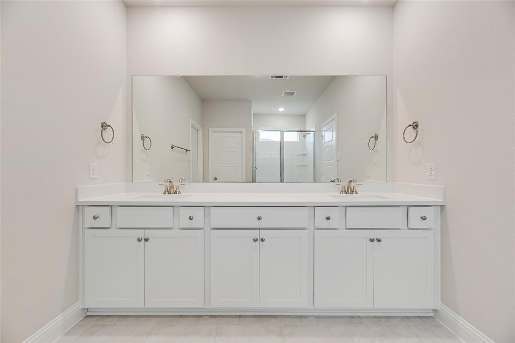 632 Marcus Lane Crowley, TX 76036 - Photo 14 of 34 a bathroom with double sink and a mirror